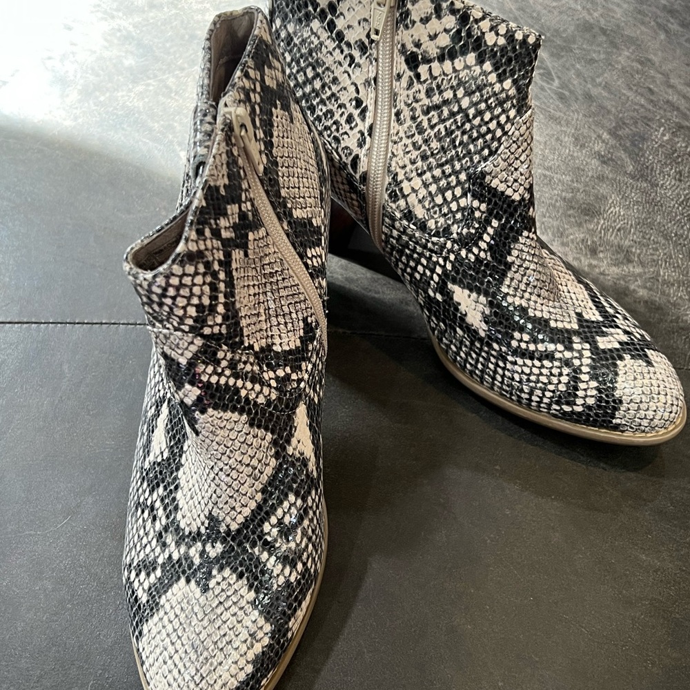 Vionic leather snake print bootie, size 10.